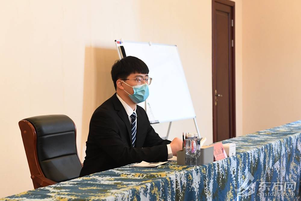 解放军东部战区海军某基地组织首次面向社会招考文职人员面试_考生