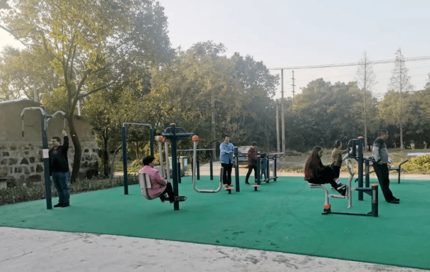 昔日荒地"华丽变身"健身好地方_刘村