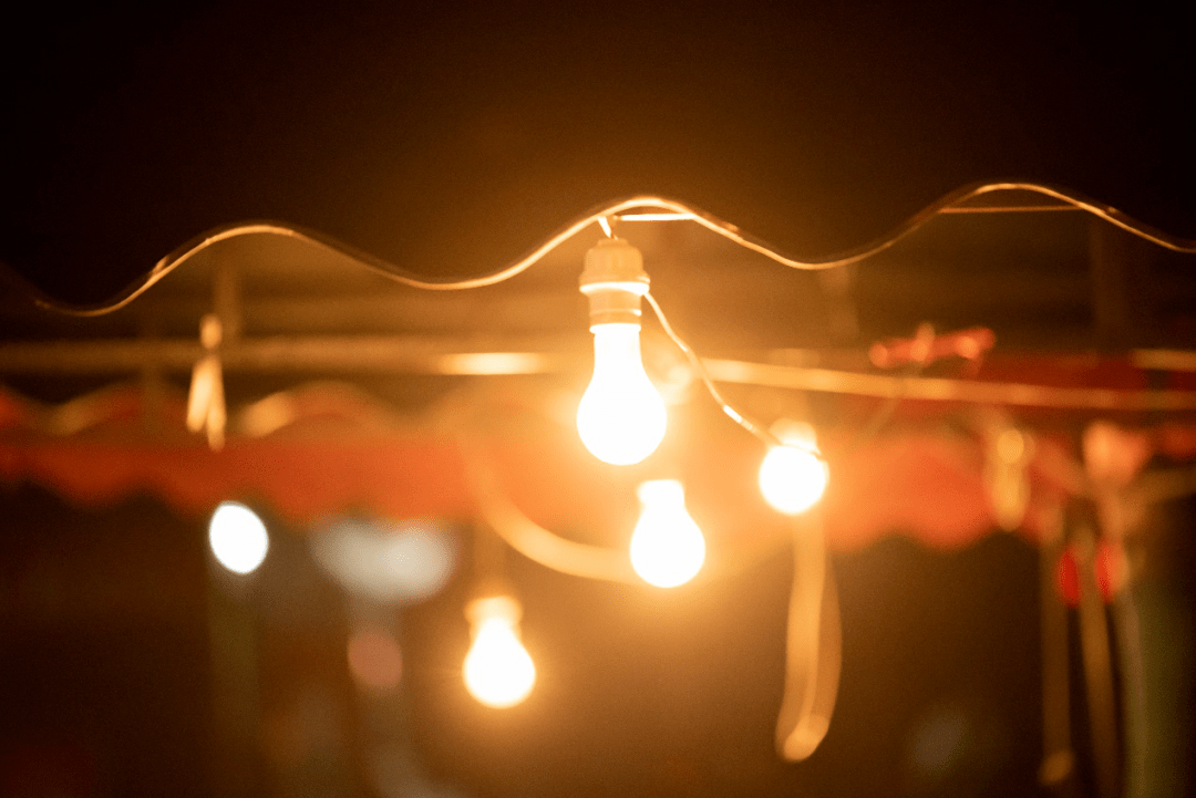 长夜寂静只有笔尖沙沙是一个个倔强的灵魂那余下的点点灯光夜色愈浓