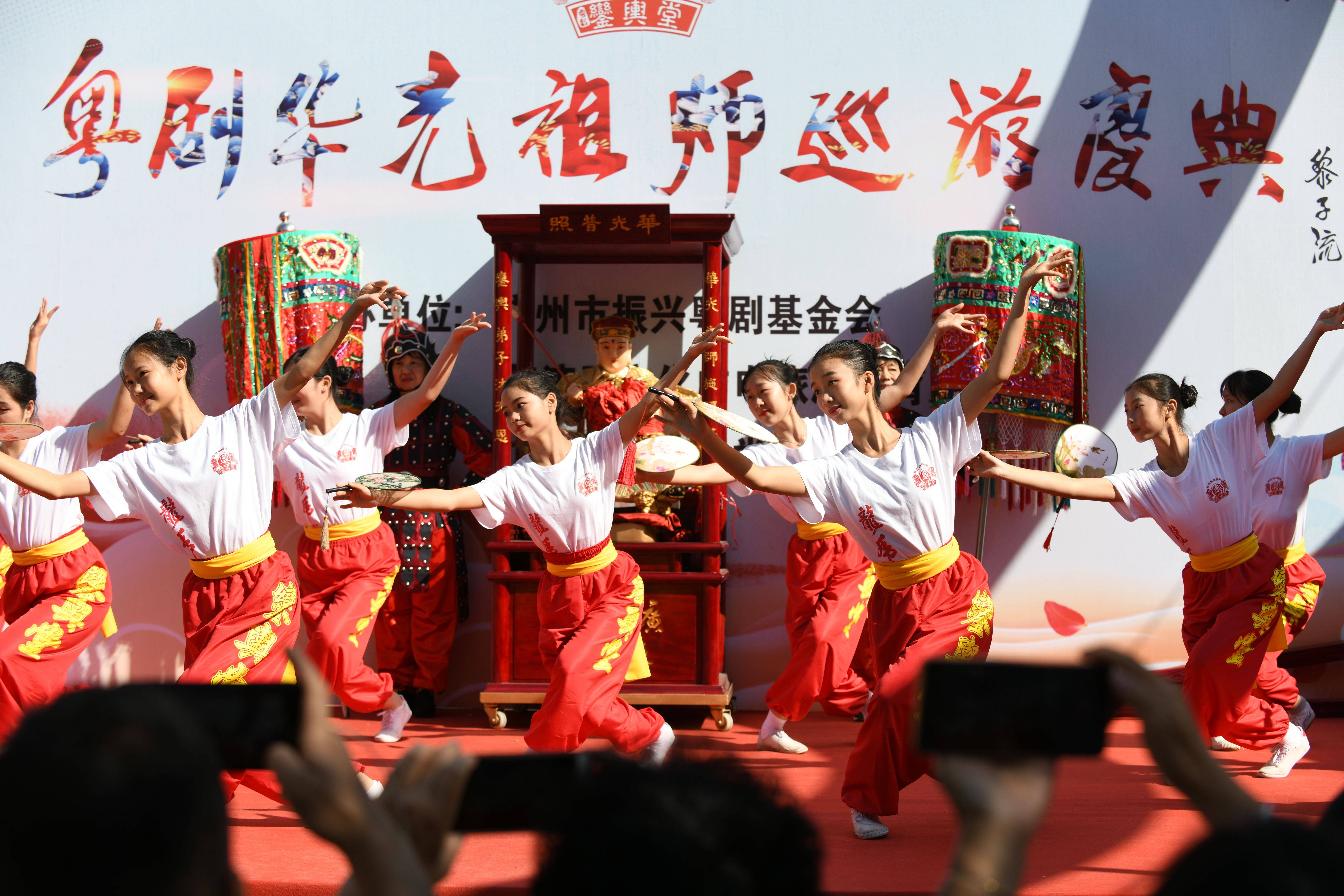 广州举行粤剧华光祖师宝诞巡游