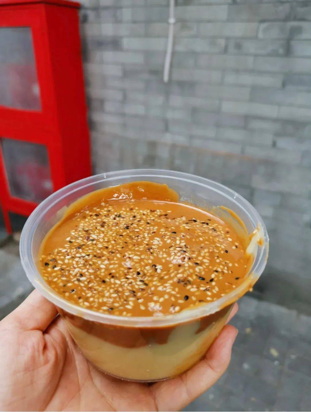 街坊邻居早上起来都爱来这儿喝碗面茶 也有食客远道而来 只为尝一碗