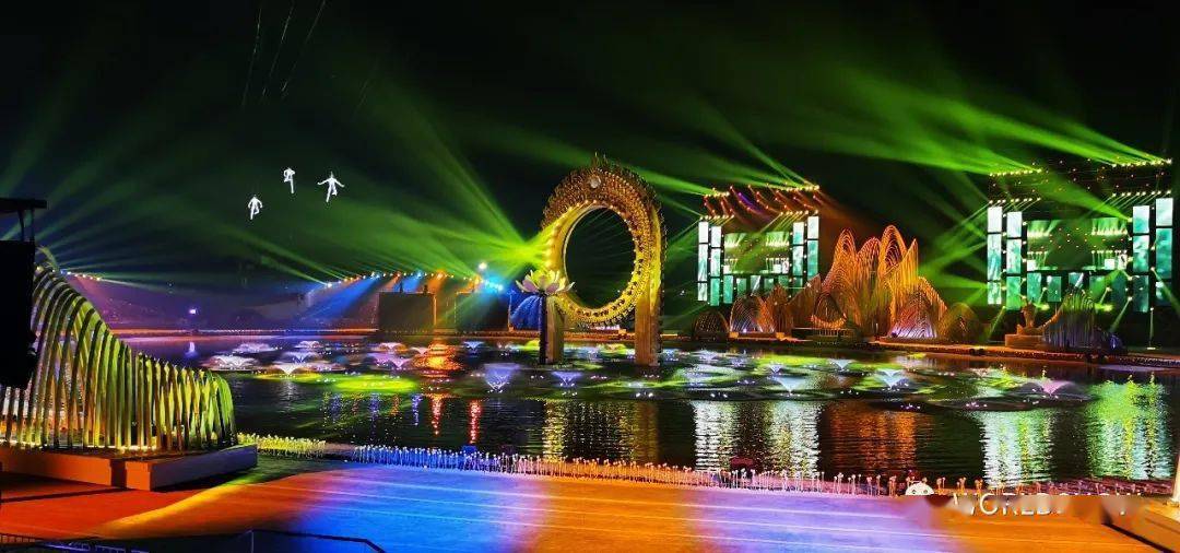 超大型梦幻喷泉巡游表演寻梦莲花湾打造声光电震撼体验