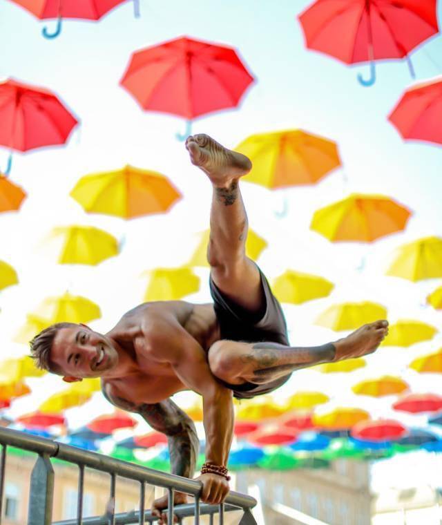 瑜伽动作就是世界各地旅行他最喜欢做的事情↓↓↓江湖人称"花臂男神"
