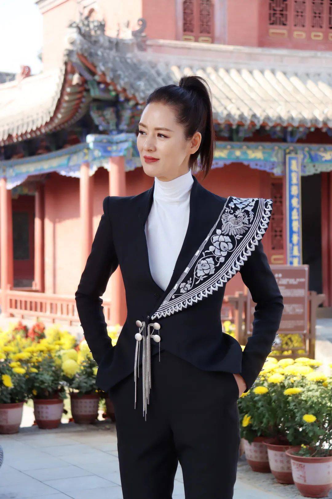 国际名模马艳丽到淮阳太昊陵谒祖赏菊