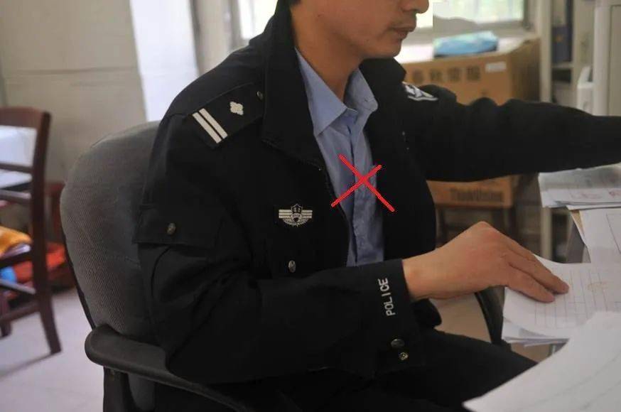 警服不配套佩戴标志不规范着警服带手串着警服佩戴首饰着警服穿布鞋