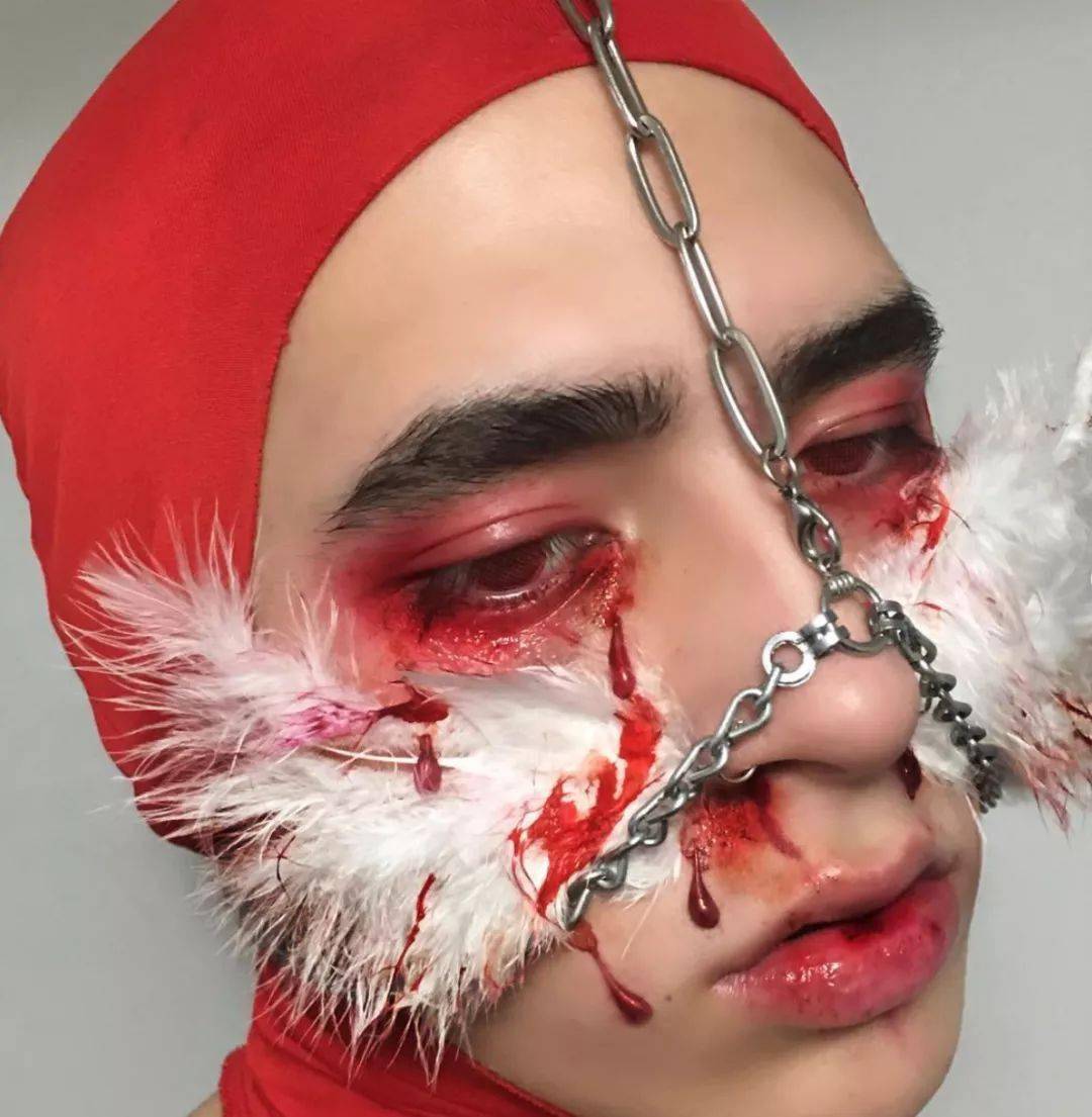 镜头前显现的是一张张极具表现张力的艺术大片,乍一看似乎很血腥但又