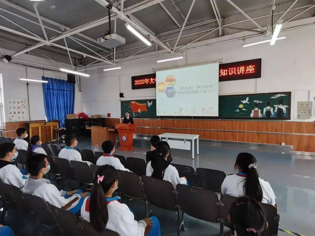西青区检察院的检察官们为大寺中学学生普及法律知识,他们用通俗易懂