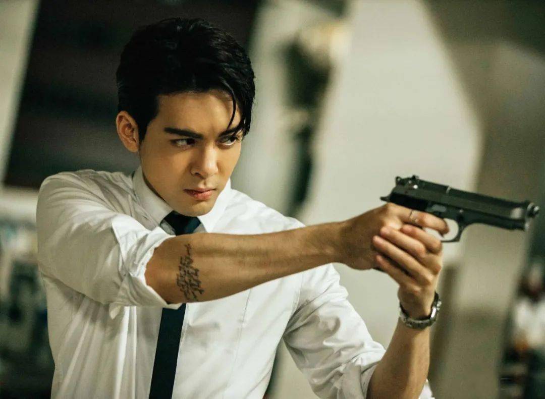 最近在tvb剧《使徒行者3》里演了个配角,感觉他好适合这种港风的痞帅