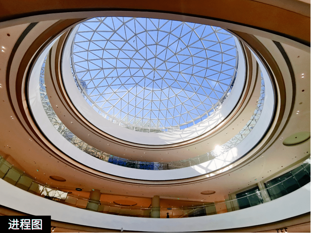 【穹顶】更是给人温暖,愉悦之感透过采光顶倾洒而下的阳光营造出自由