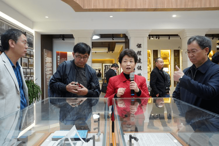 魏林校长从贵阳六中历史沿革,学校文化,德育,课程,教师发展等几个方面