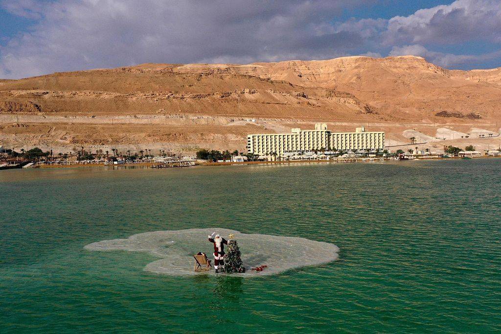 远远望去,死海形似一条双尾鱼.在阳光的照射下,海面像一面古老的铜镜.