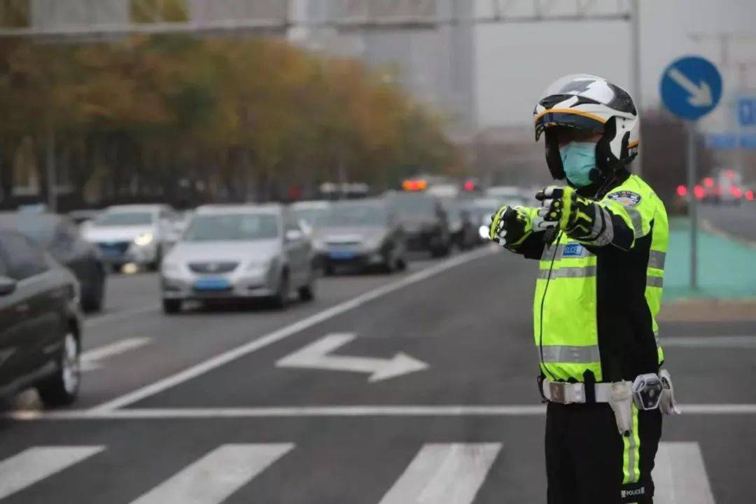 北京铁骑交警今天正式着新式警用骑行服亮相
