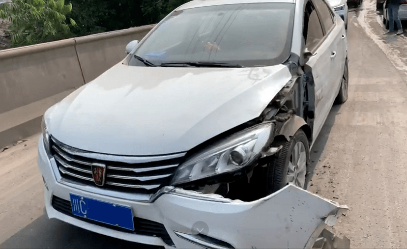 三轮差点成肉夹馍!今中午g348荣县长山发生连环交通事故,多车受损