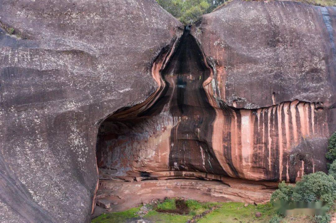 探寻云南丹霞地貌巨穴:葫芦洞
