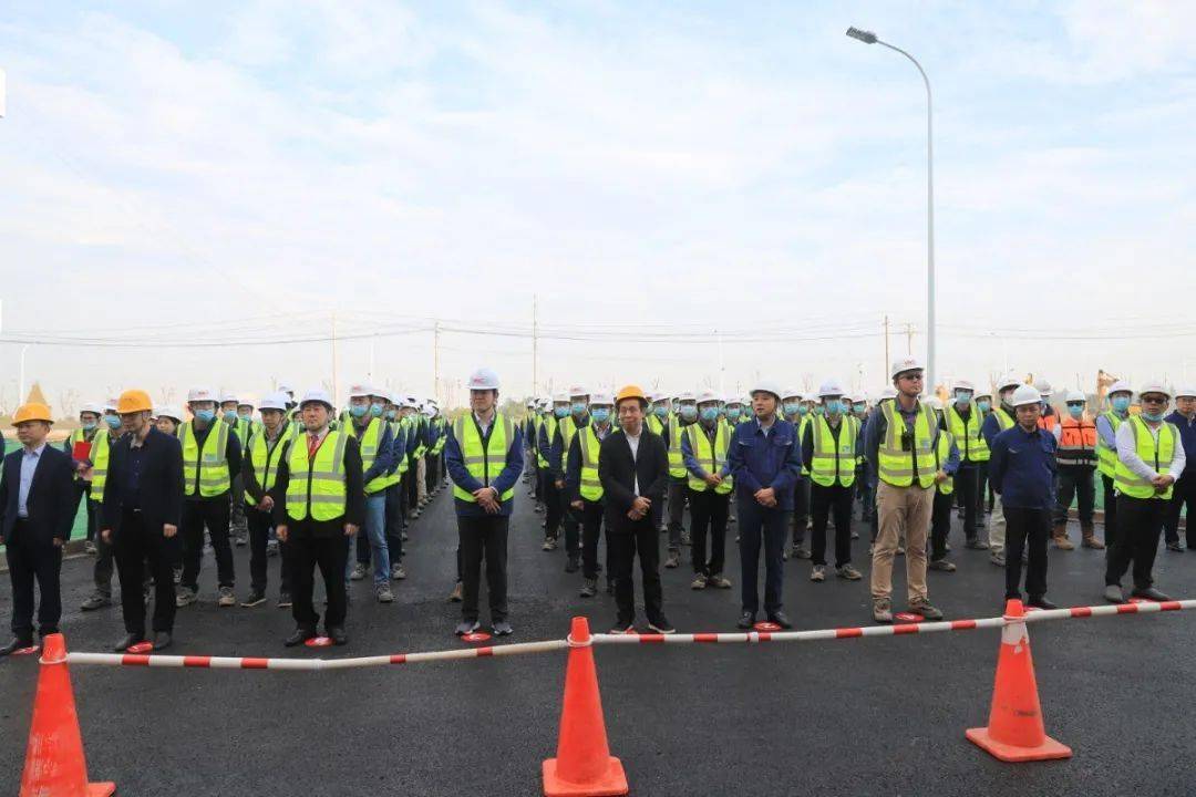 长沙惠科光电首台曝光机今日顺利搬入