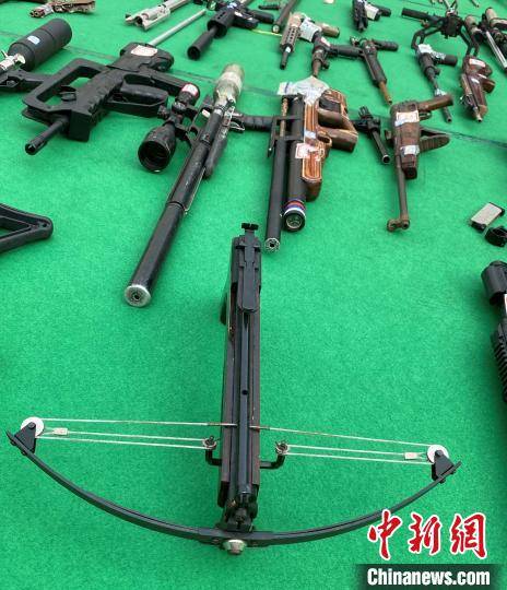 广西警方集中统一销毁近万支非法枪爆物品