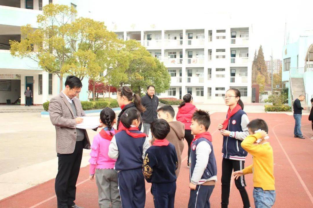 学消防知识 习救生技能—东台市新街镇小学举行消防疏散演练