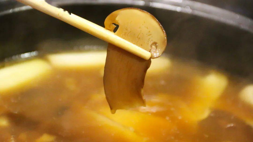 新鲜火龙果肉搭配鱼子酱做成的"火龙果鱼籽酱虾丸",火龙果的颜色出众