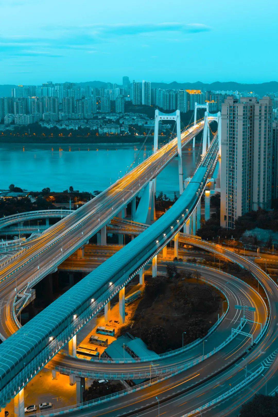 青橙色调带有强烈的个性,还有科技感,适合城市风光.