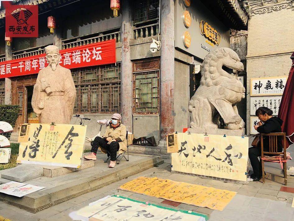 "可以说书院门是书画一条街了,随处可见的售卖毛笔,字画,宣纸等人文慧