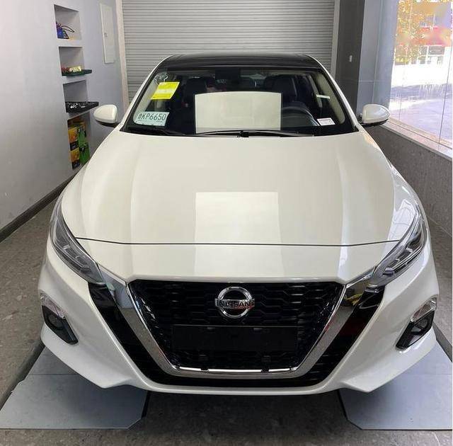 日产天籁到店实拍白色车身显大气配语音控制1798万起