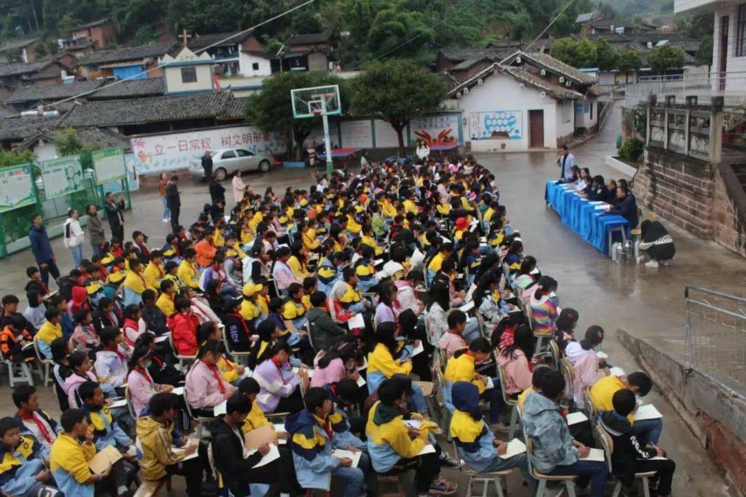 营造良好的学习环境,近日,武定县公安派出所消防警组深入辖区学校开展