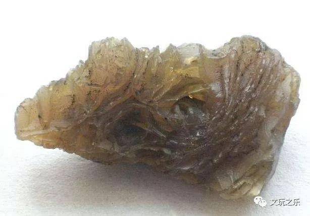 听说玻璃陨石价值连城,在野外看到了你能认出来吗?_鉴定中心