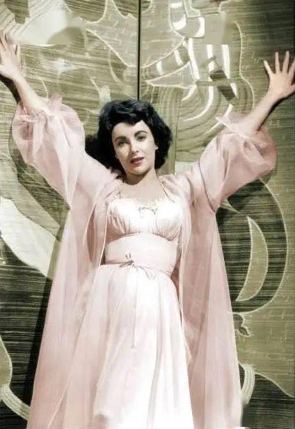 和《emily in paris》一样,几乎蜜总关注的时装博主都盘了这部年度神