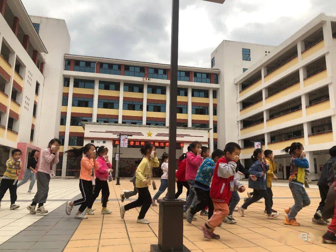 关注县红军小学开展消防安全演练活动