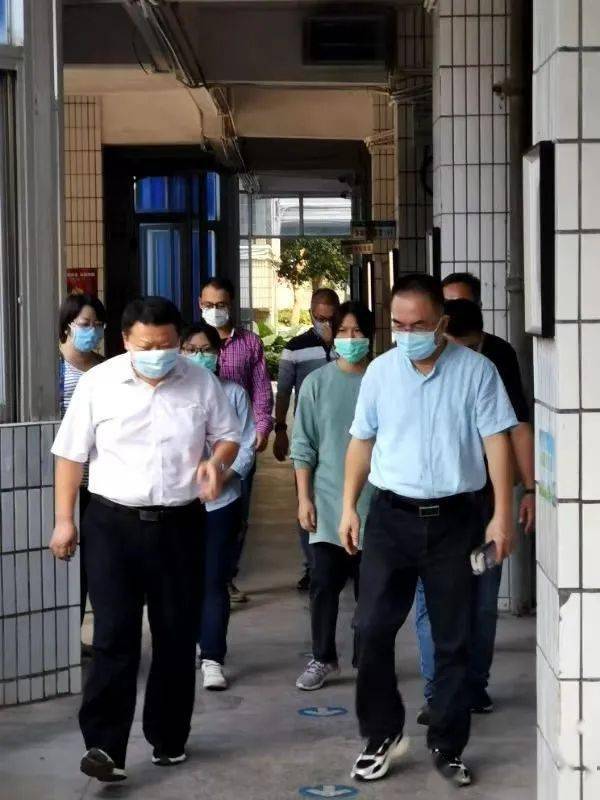 江门市教育局刘利元副局长一行到培英高中进行校园食品和秋冬季传染病
