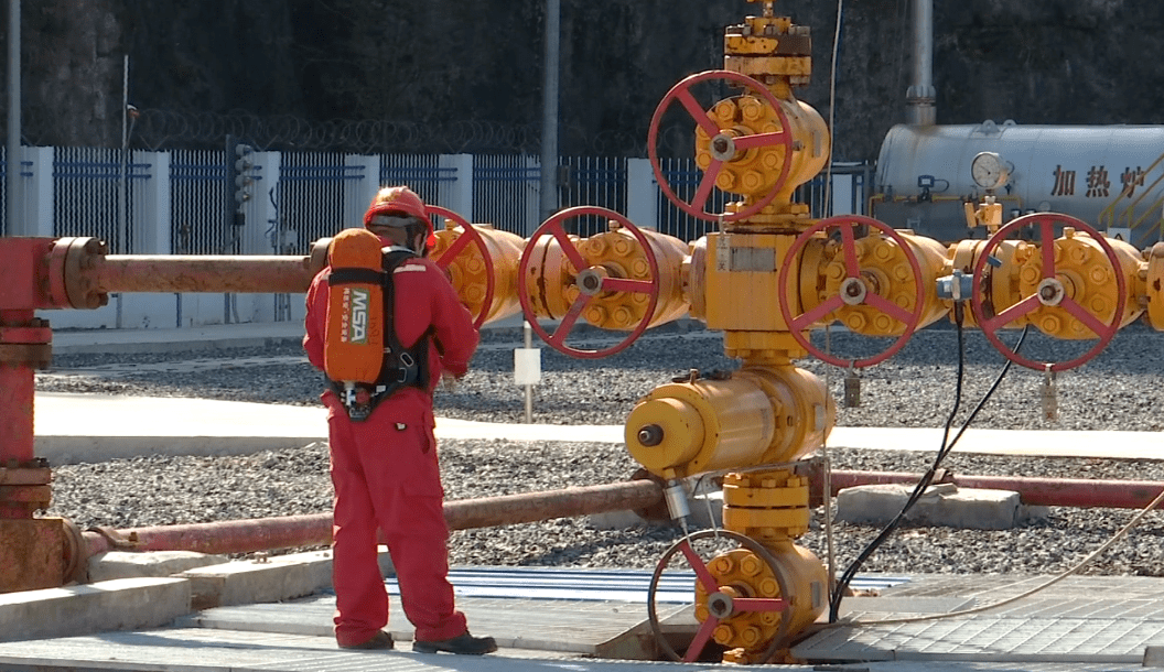 油田这口井飚了