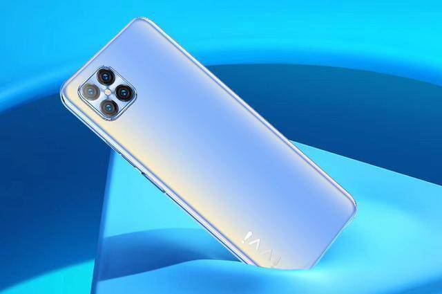 另一款名为ivvi x12的机型,在iphone 12浴霸相机模组的基础上,进行了