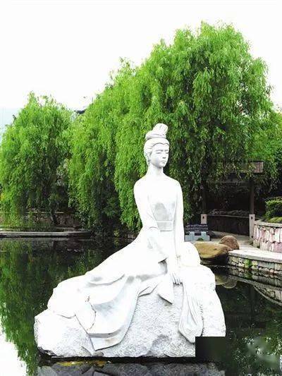 "西施越溪女,出自苎萝山.