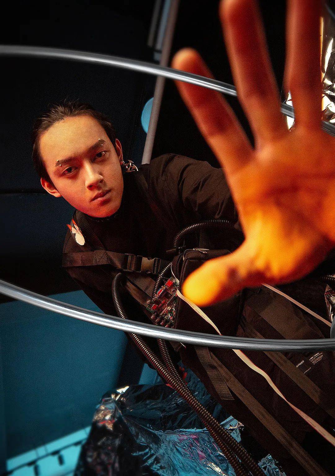 胡然| 合成器/键盘手:赖思桐| 贝斯手:孙浩| 鼓手:张潇关于「大回环」