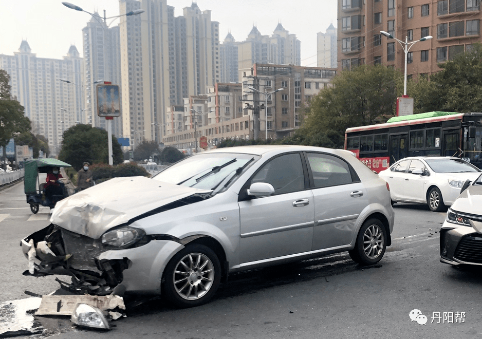 惊心动魄丹阳三车相撞