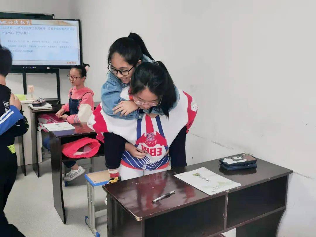 小个子同学后上去,结果报纸竟然不够,我们不得不使出叠罗汉的秘密大招
