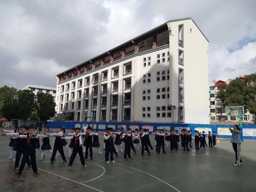 同课异构各展风采环山小学状元桥校区开展体育教研活动