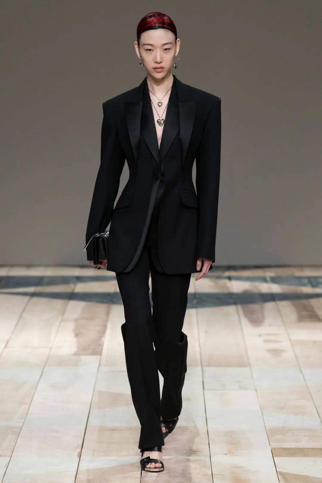 亚历山大麦昆alexandermcqueenautumnwinter2020show妖异出位时尚圈不