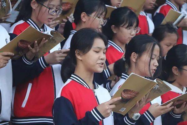 中华经典咏流传罗山中学初二年经典诵读比赛