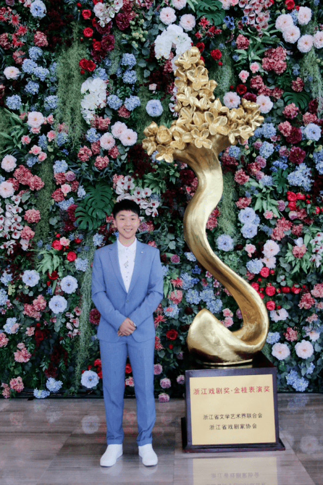 青年演员李忠在"婺星争辉"中一路过