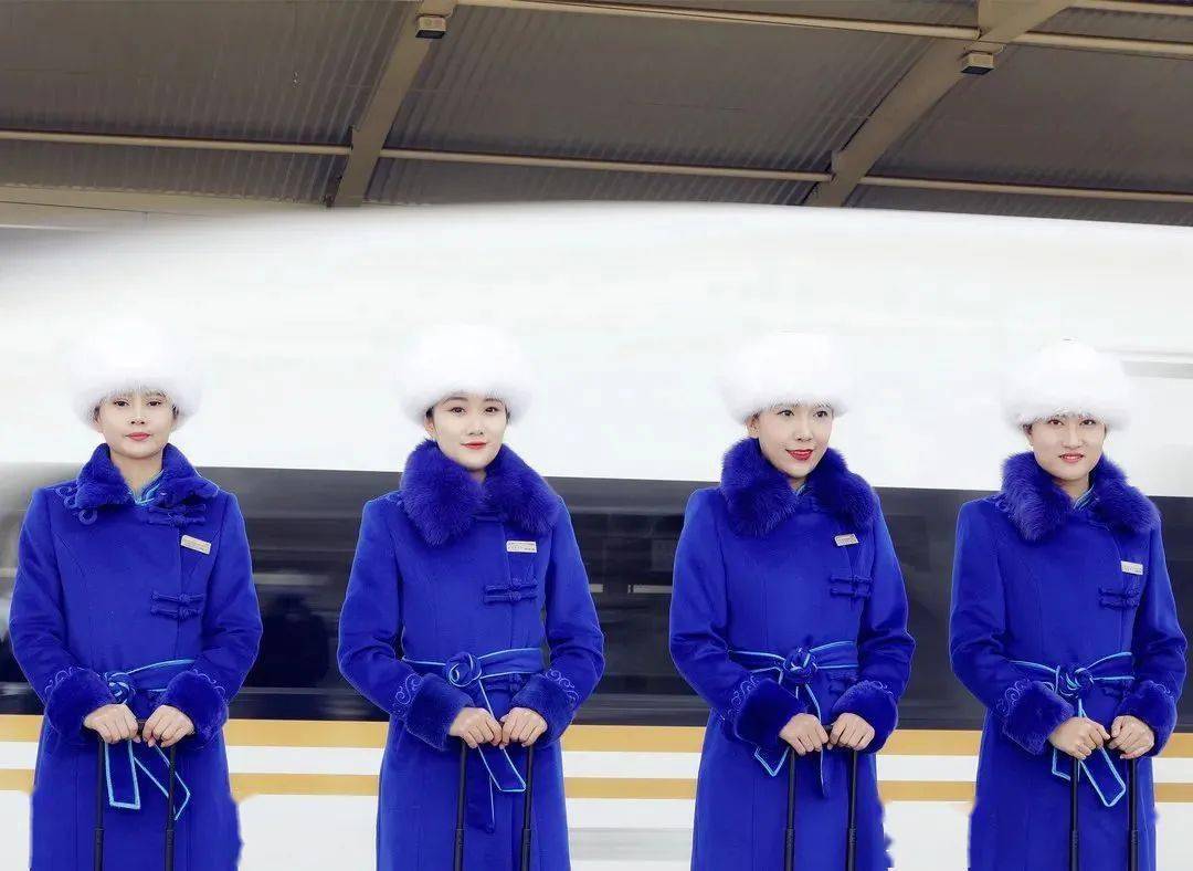 瞧高铁乘务员换冬装啦