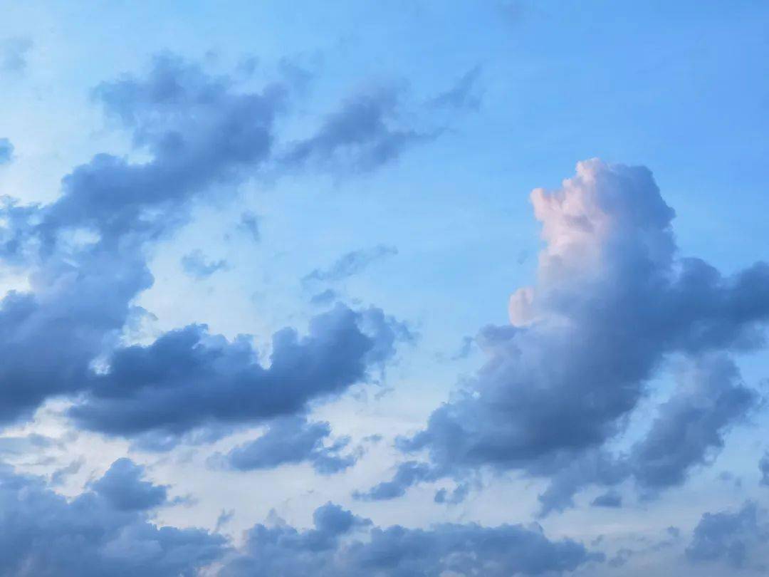 當你抬頭望天,白雲就像一串串甜甜的,軟軟的棉花糖,讓你的心情也變得