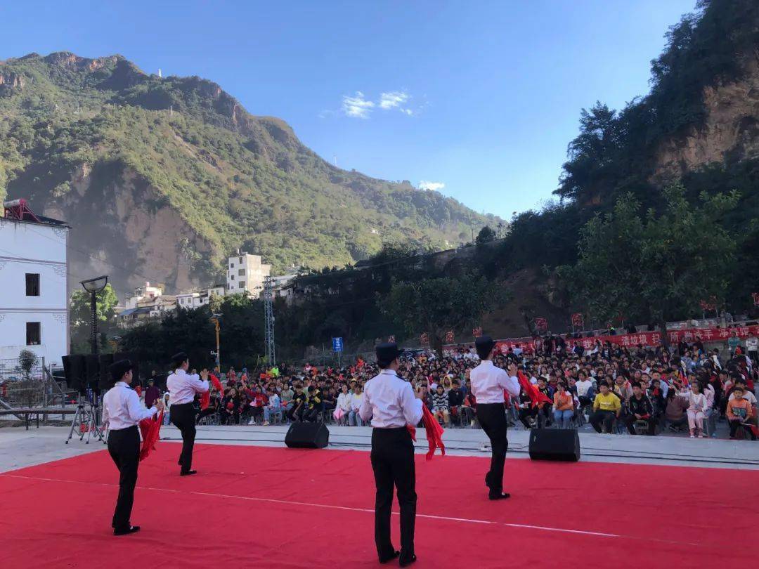 近日,巧家县文化和旅游局组织"红色文艺轻骑兵"小分队赴包谷垴乡,小河