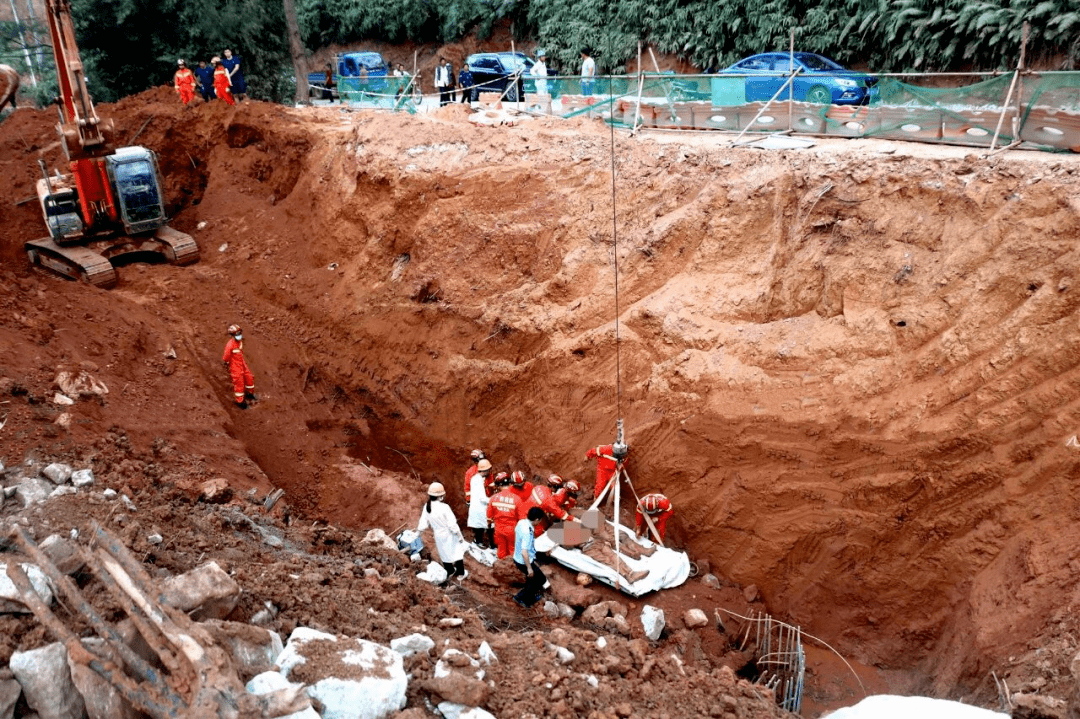 生命迹象)目前,目前该工地已被责令停工处理,事故原因仍在进一步调查