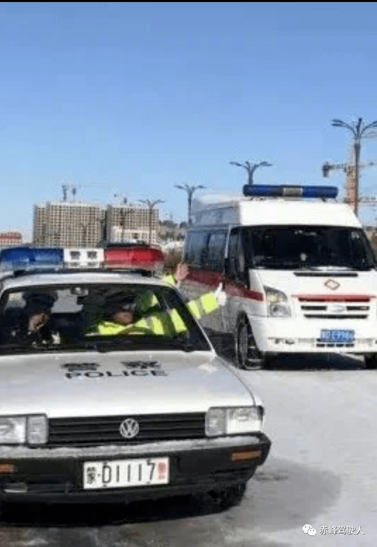 大雪天赤峰交警动用四辆警车护送他?_救护车