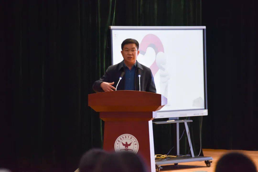 最后,齐鲁名校长,高密一中校长陈余彬作了题为《学校治理研究》的报告