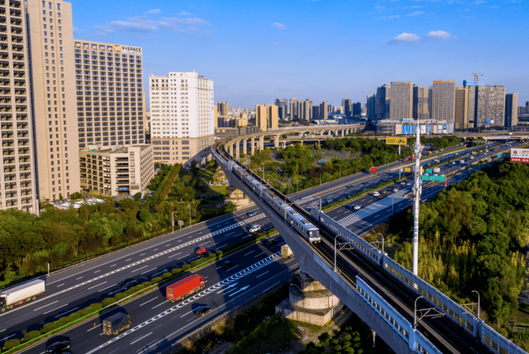 花桥之秋秋日胜春朝莫负好光景趁秋还在快去找她玩吧