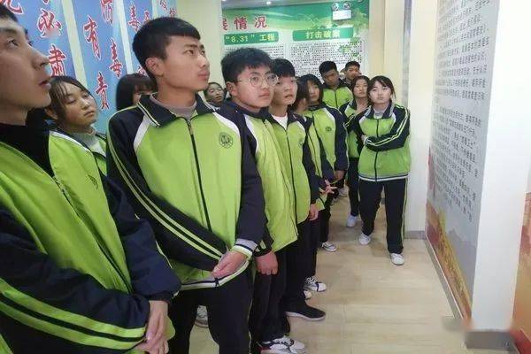 漳县一中组织师生参观禁毒教育基地