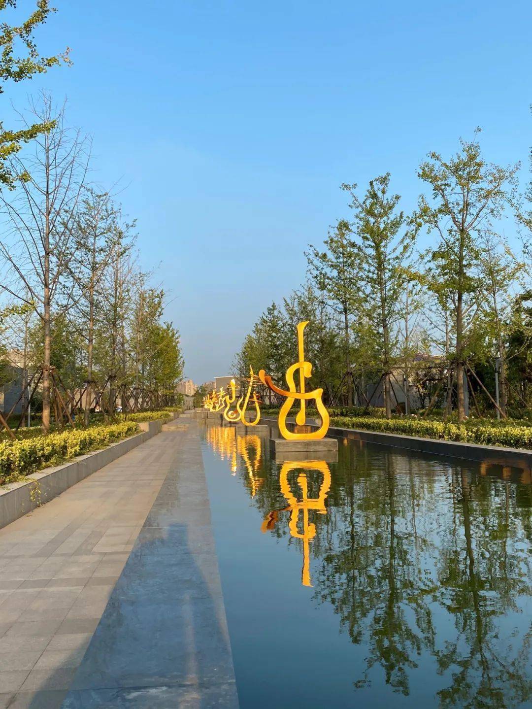 临空音乐公园位于广顺北路592号,是沪上首座音乐主题公园,南临纵泾港