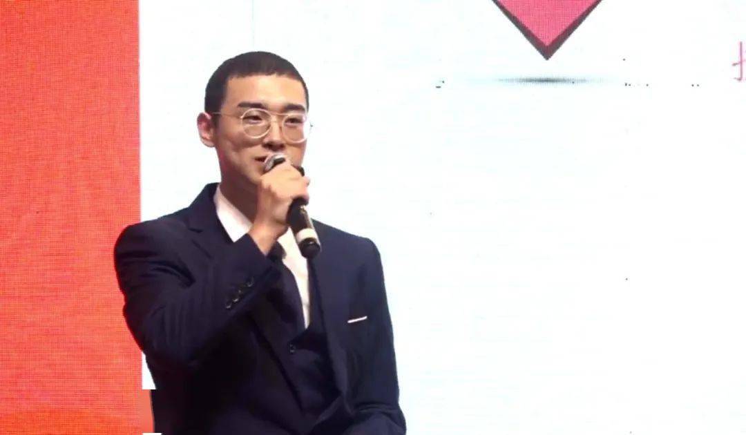 李家轩表示,作为男护士也有很大的优势,昏迷的病人需要推送,心肺复苏